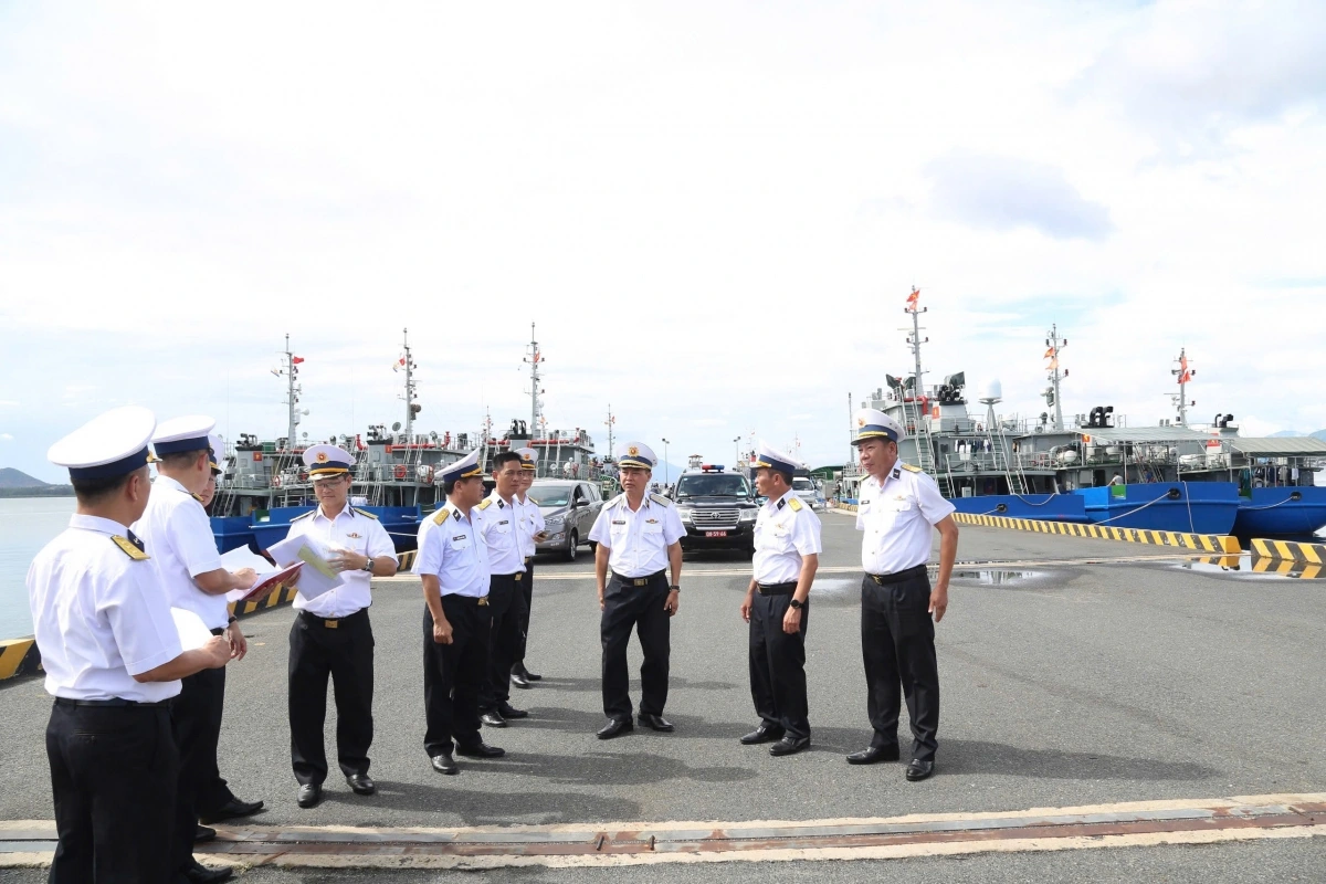 Chuẩn Đô đốc Nguyễn Anh Tuấn, Tư lệnh Vùng 4 Hải quân, kiểm tra tại Lữ đoàn 955.