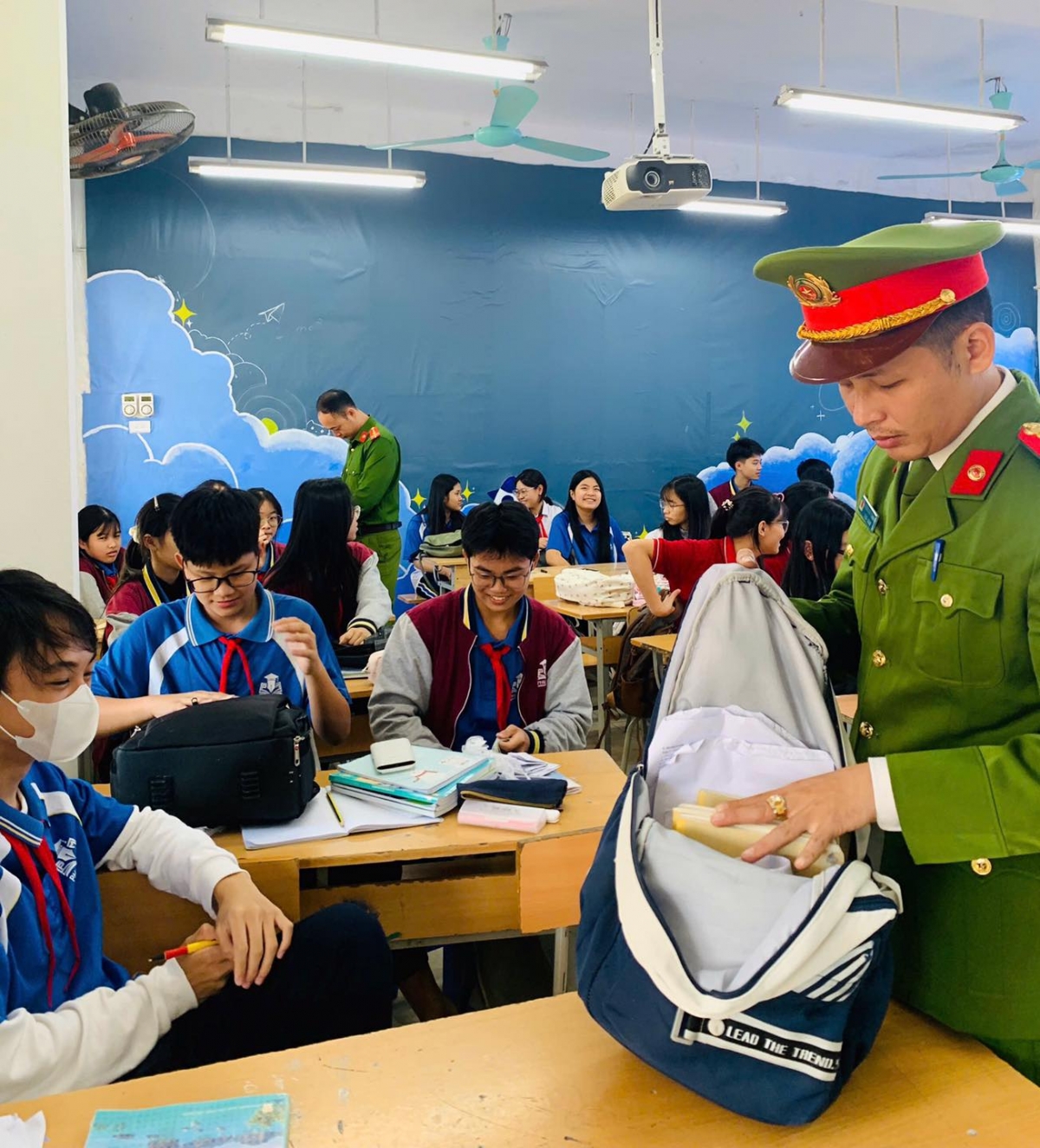 Sáng 5/11, Trường THCS Phú Minh phối hợp với Công an xã Nội Bài tiến hành kiểm tra đột xuất đồ dùng cá nhân của học sinh. (Ảnh: Nhà trường cung cấp)