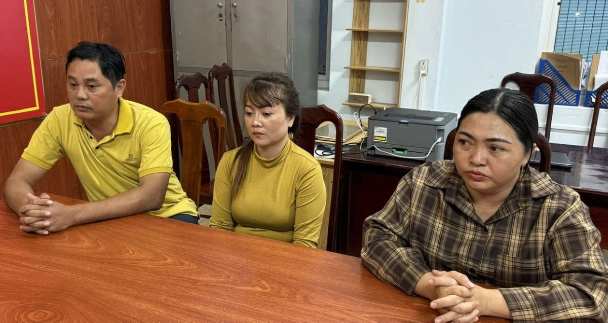 Nhóm Di, Trang và Mạnh tại cơ quan công an