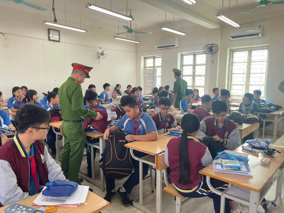 Sự phối hợp giữa công an và nhà trường không chỉ ngăn chặn bạo lực học đường mà còn giáo dục ý thức, rèn kỹ năng tự bảo vệ, tạo môi trường học tập an toàn và lành mạnh cho học sinh