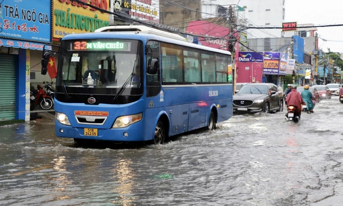 Nội dung ngập úng, vận hành xe buýt là một trong những nội dung được người dân thành phố quan tâm nhiều nhất (ảnh: Tuấn Kiệt)