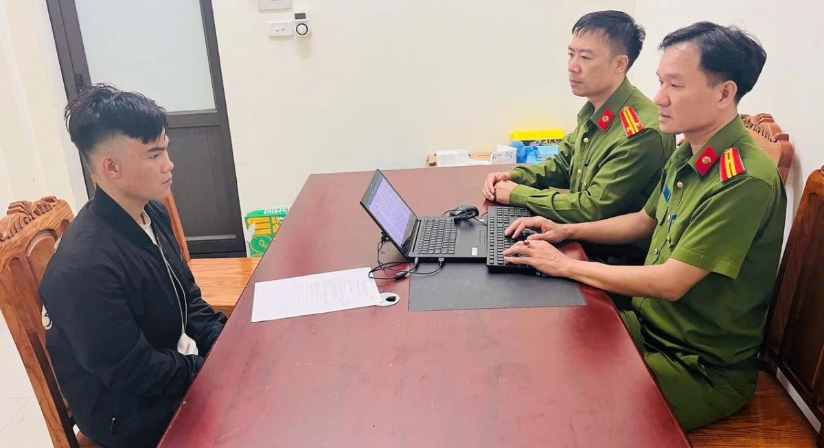 Đối tượng Trần Minh Quang tại cơ quan công an. Ảnh CAPT.