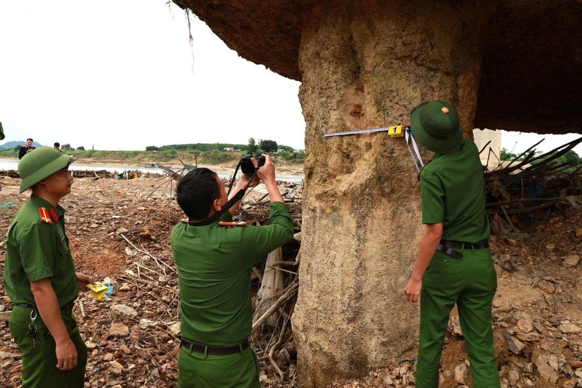 Công an tỉnh Phú Thọ đang điều tra, xác minh những bất thường tại cầu sông Lô. Ảnh CAPT.