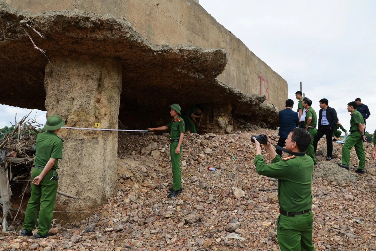 Cơ quan Cảnh sát điều tra đã phối hợp với Viện kiểm sát nhân dân tỉnh, Sở Xây dựng tỉnh Phú Thọ và một số đơn vị liên quan tiến hành khám nghiệm hiện trường, thu mẫu phục vụ giám định và đang tiến hành điều tra, xác minh xử lý đối với những cá nhân, cơ quan, tổ chức có liên quan. Ảnh CAPT.