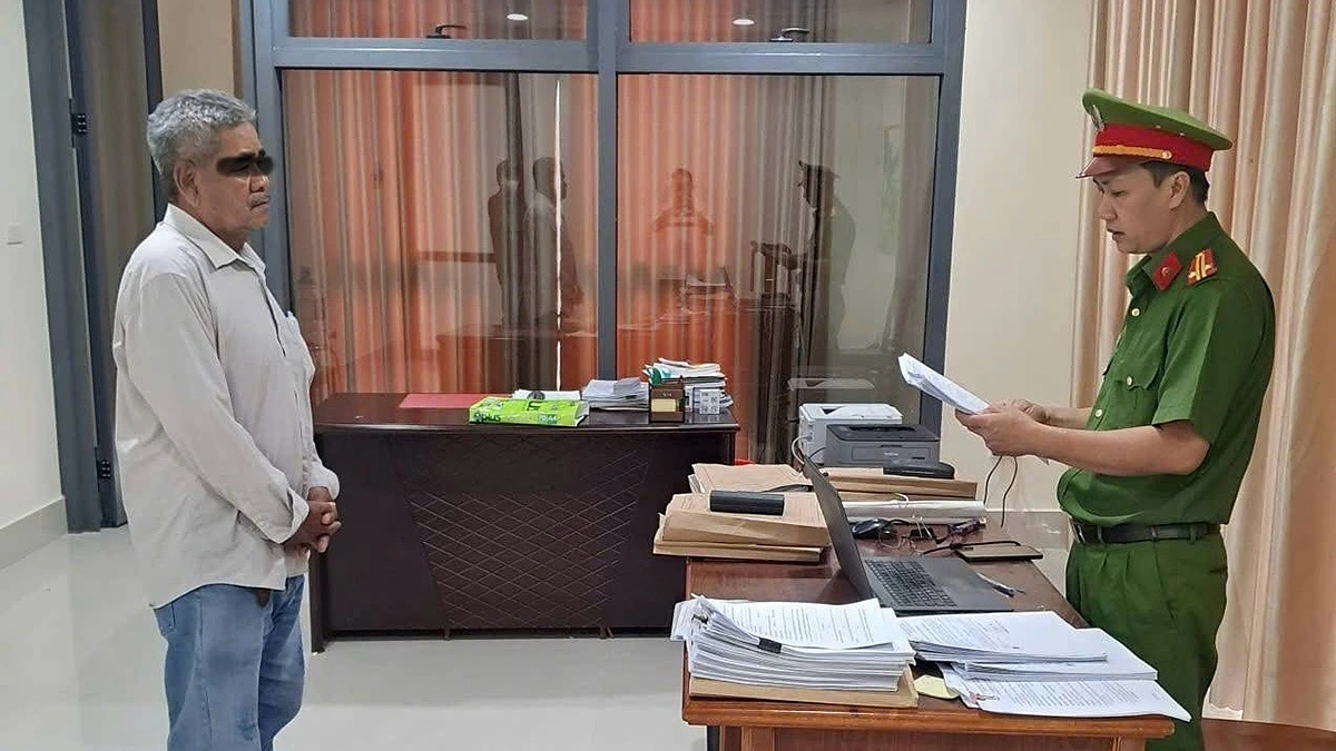 Công an tống đạt Quyết định đối với Trần Văn Ba.