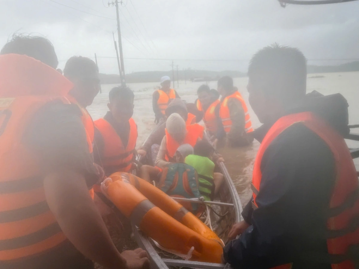 Công tác cứu hộ vùng lũ diễn ra khẩn cấp và nhiều cam go