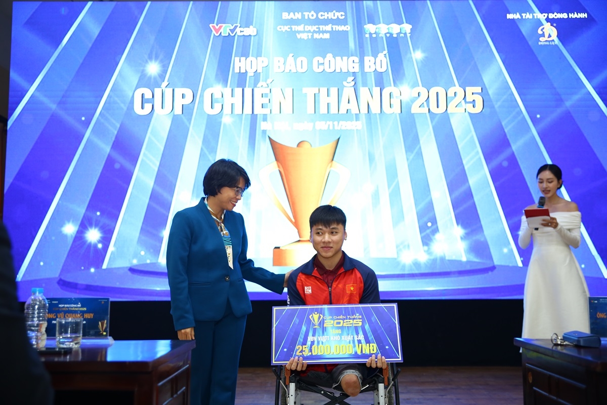 BTC trao giải cho VĐV khuyết tật Phạm Tuấn Hưng. 