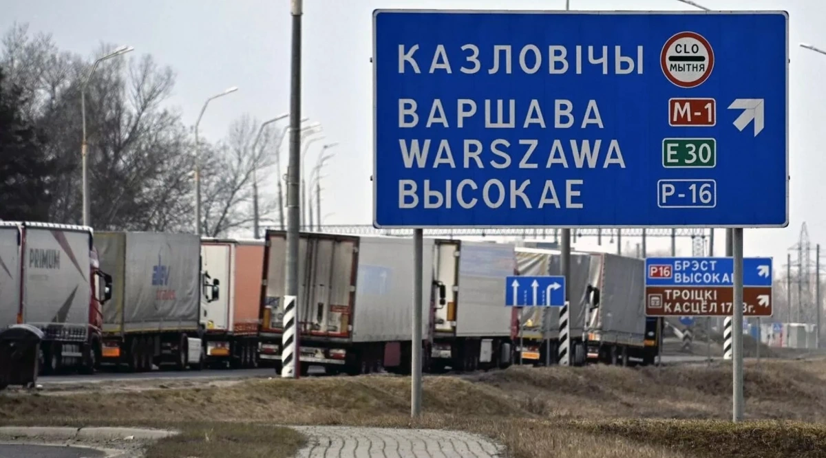 Xe tải ở biên giới Belarus-Ba Lan (Ảnh: Sputnik)