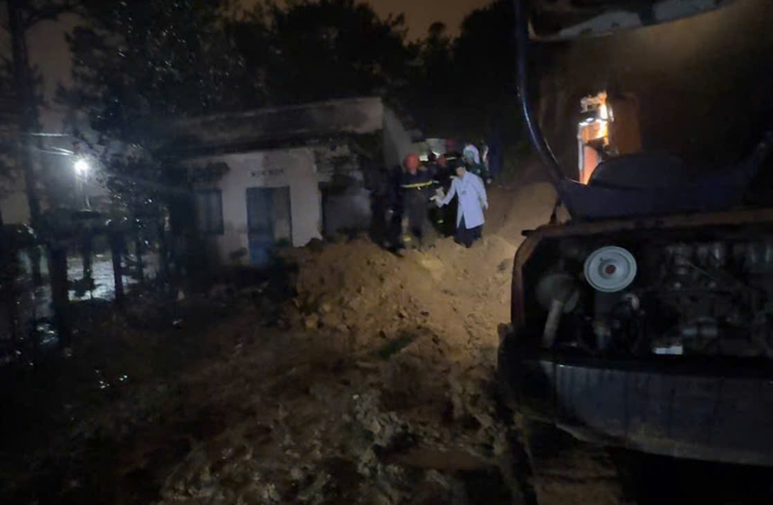 Lực lượng chức năng giải cứu thành công bé gái bị mắc kẹt do sạt lở đất.