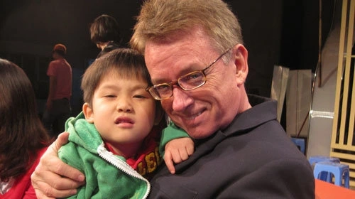 Thiện Nhân trong vòng tay Greig Craft. Ảnh: Gia đình cung cấp