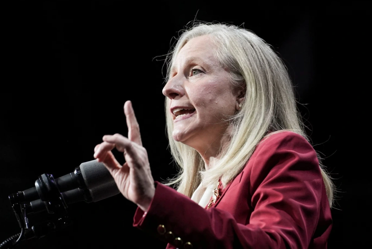 Bà Abigail Spanberger có bài phát biểu chiến thắng trước ứng cử viên Cộng hòa Earle-Sears trong cuộc đua giành chức Thống đốc Virginia ngày 4/11. Ảnh: Reuters