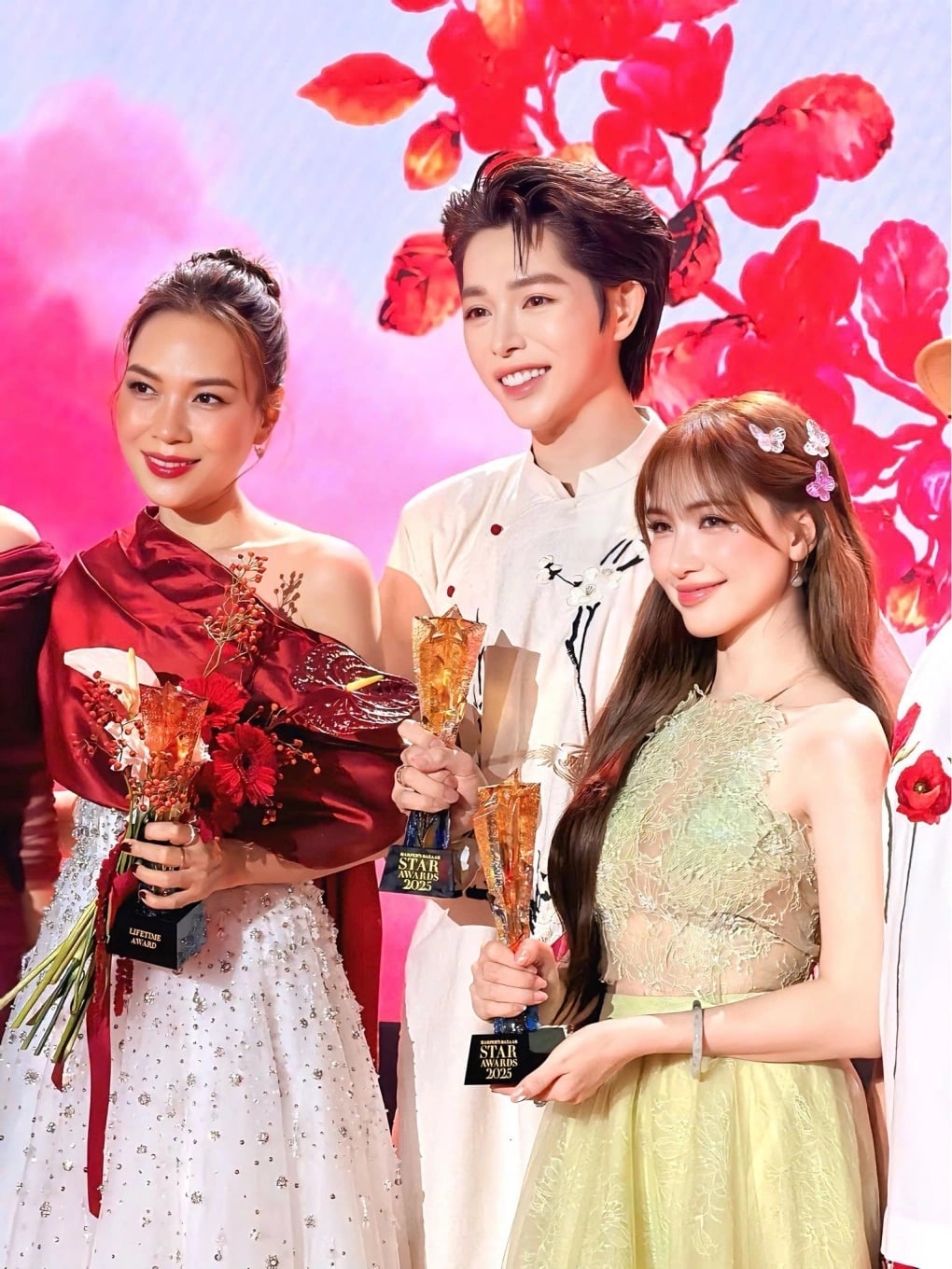 Đức Phúc cho biết anh ngắm mãi không chán khoảnh khắc được đứng cùng cô giáo Mỹ Tâm và đàn chị Hòa Minzy khi cả ba hội ngộ tại một lễ trao giải.