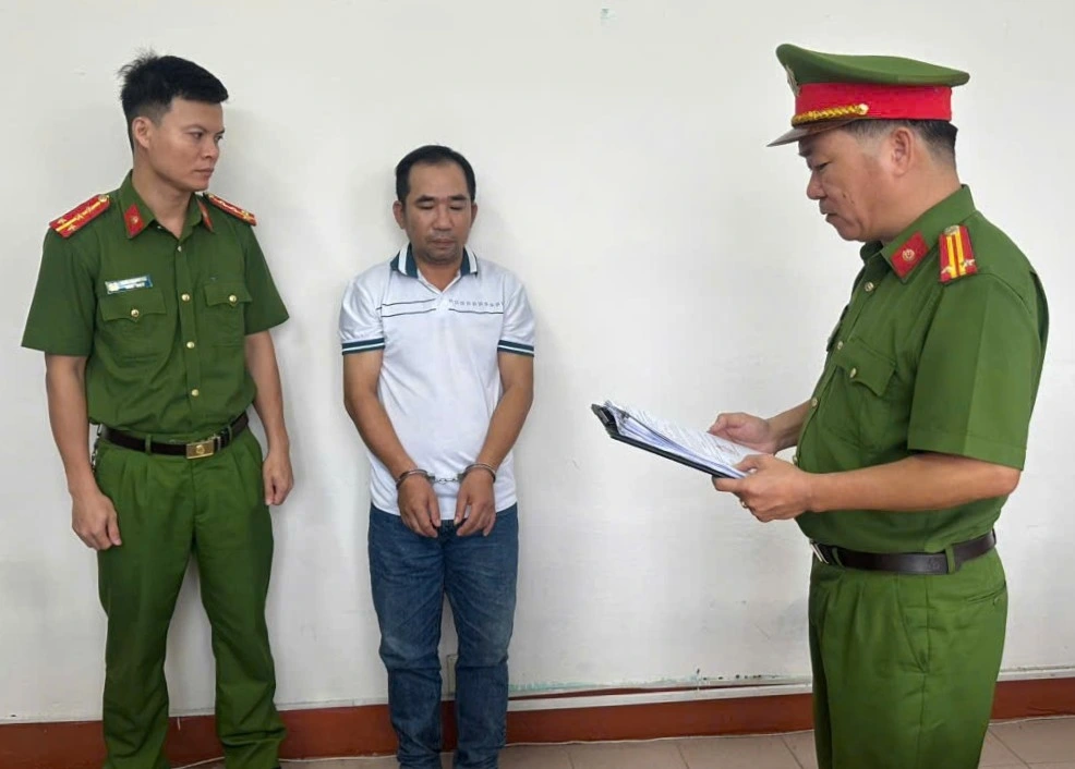 Cơ quan Cảnh sát điều tra Công an TP Đà Nẵng tống đạt các quyết định đối với Trần Văn Hùng.