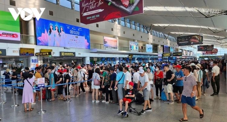 Passengers crowd the check-in area at Da Nang International Airport 