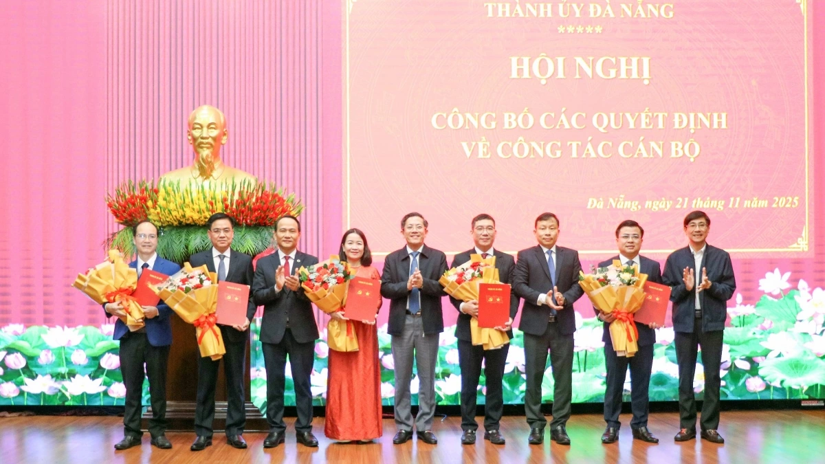 Lãnh đạo thành phố Đà Nẵng trao các quyết định và tặng hoa chúc mừng các cá nhân được bổ nhiệm, điều động (Ảnh: Mai Quang)