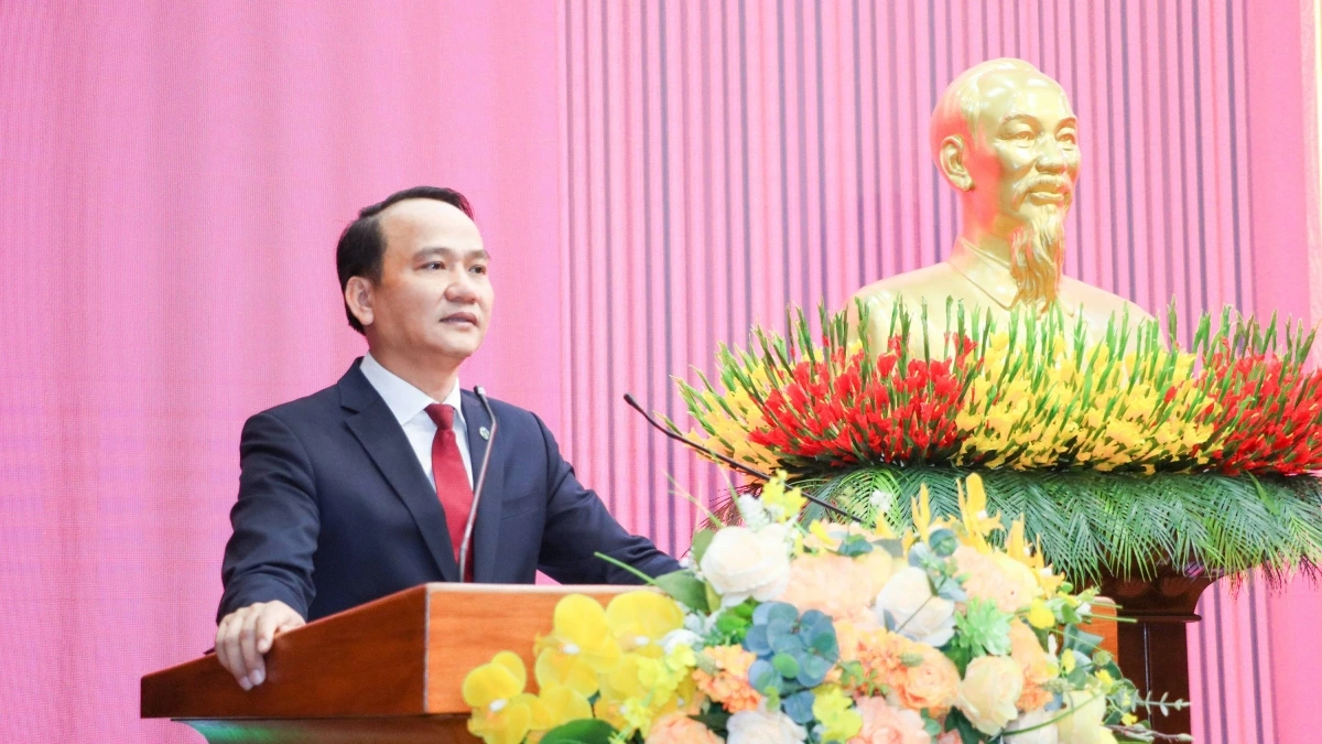 Ông Nguyễn Đình Vĩnh, Phó Bí thư Thường trực Thành ủy Đà Nẵng phát biểu giao nhiệm vụ (Ảnh Mai Quang)