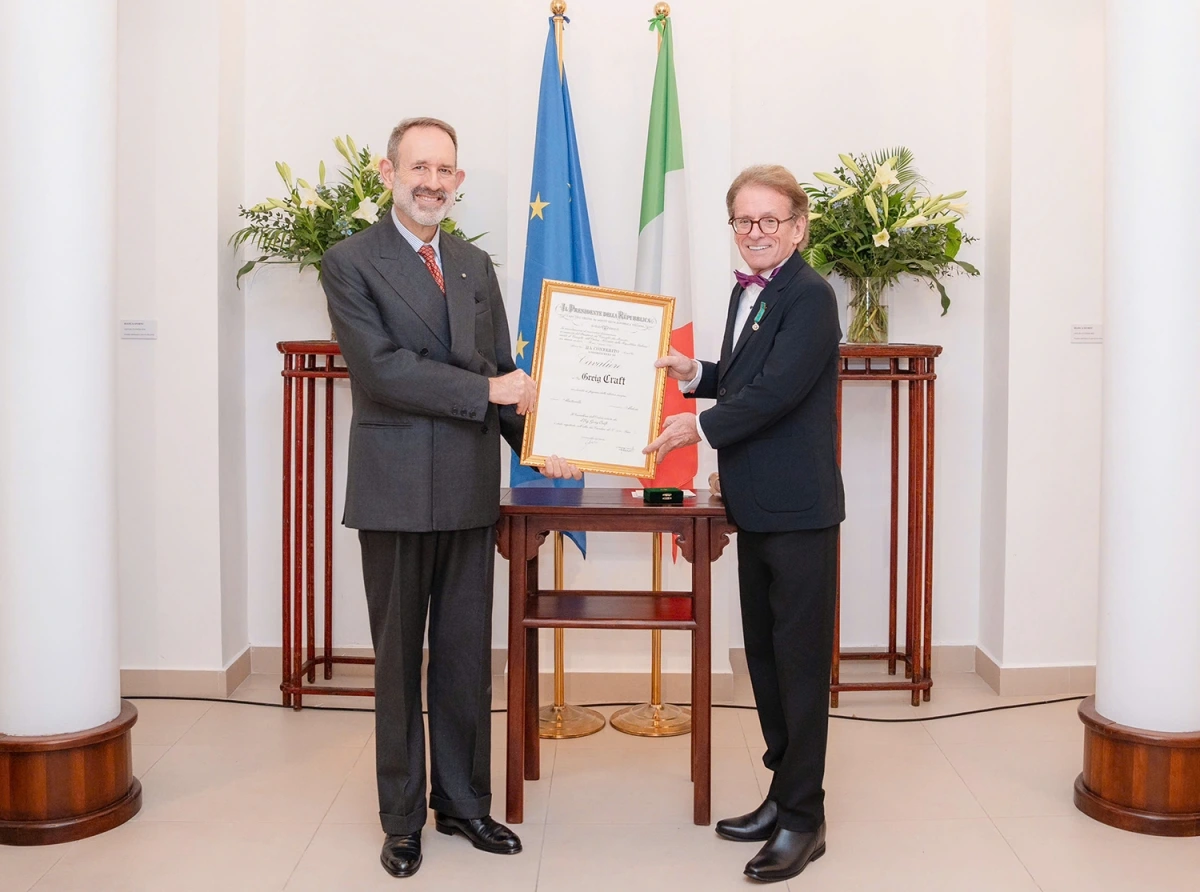 Đại sứ Marco della Seta trao Huân chương Công trạng của Chính phủ Italy cho ông Greig Craft.