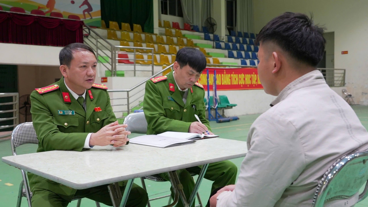 Đại tá Sầm Minh Hồ, Phó Giám đốc, Thủ trưởng cơ quan Cảnh sát điều tra Công an tỉnh Cao Bằng trực tiếp lấy lời khai các đối tượng. Ảnh Công an tỉnh Cao Bằng cung cấp.