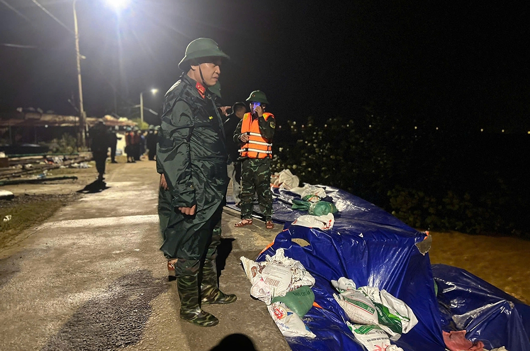 Đại tá Trần Hữu Ích, Chỉ huy trưởng Bộ Chỉ huy Quân sự thành phố Đà Nẵng chỉ đạo tại hiện trường