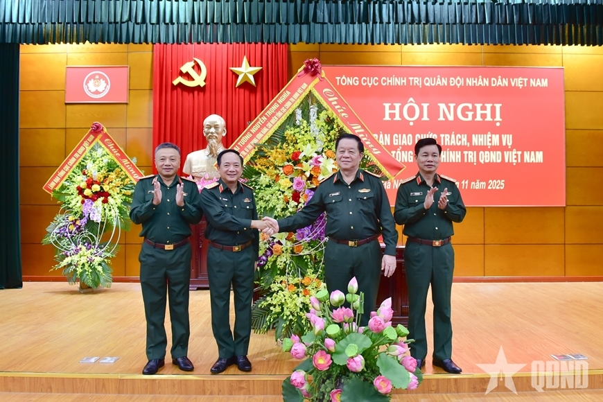 Đại tướng Nguyễn Trọng Nghĩa nhận bàn giao chức trách, nhiệm vụ Chủ nhiệm Tổng cục Chính trị. (Ảnh: QĐND)