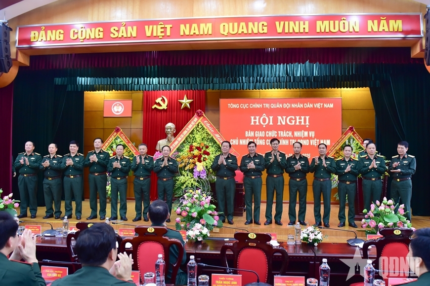 Lãnh đạo Tổng cục Chính trị và các đồng chí trong Đảng ủy Cơ quan Tổng cục Chính trị tặng hoa chúc mừng Đại tướng Nguyễn Trọng Nghĩa và Đại tướng Trịnh Văn Quyết. (Ảnh: QĐND)