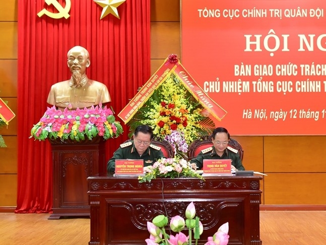 Đại tướng Nguyễn Trọng Nghĩa và Đại tướng Trịnh Văn Quyết ký biên bản bàn giao. (Ảnh: QĐND)
