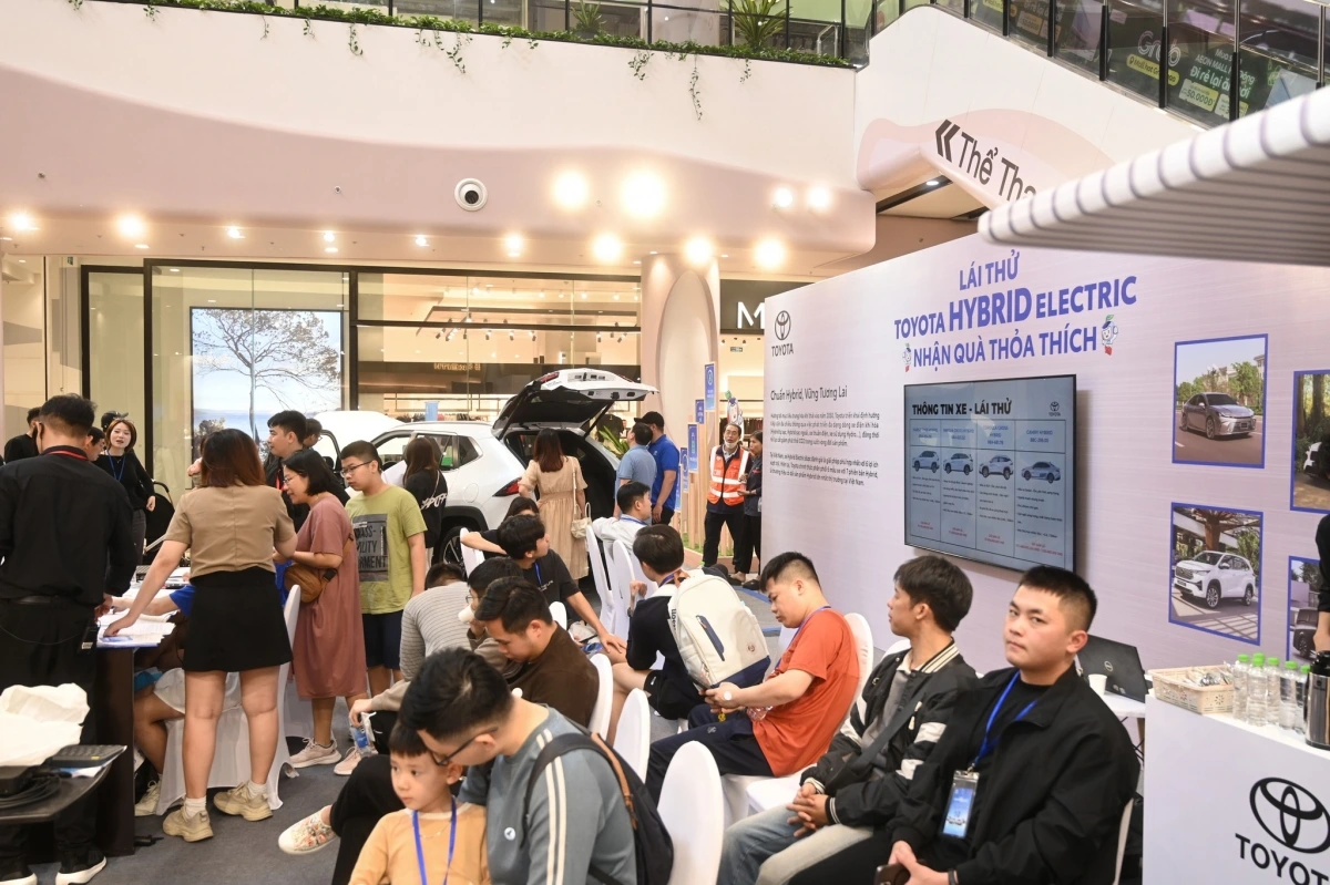 Nhiều khách hàng đăng ký lái thử xe Toyota Hybrid Electric trong sự kiện tại Hà Nội. 