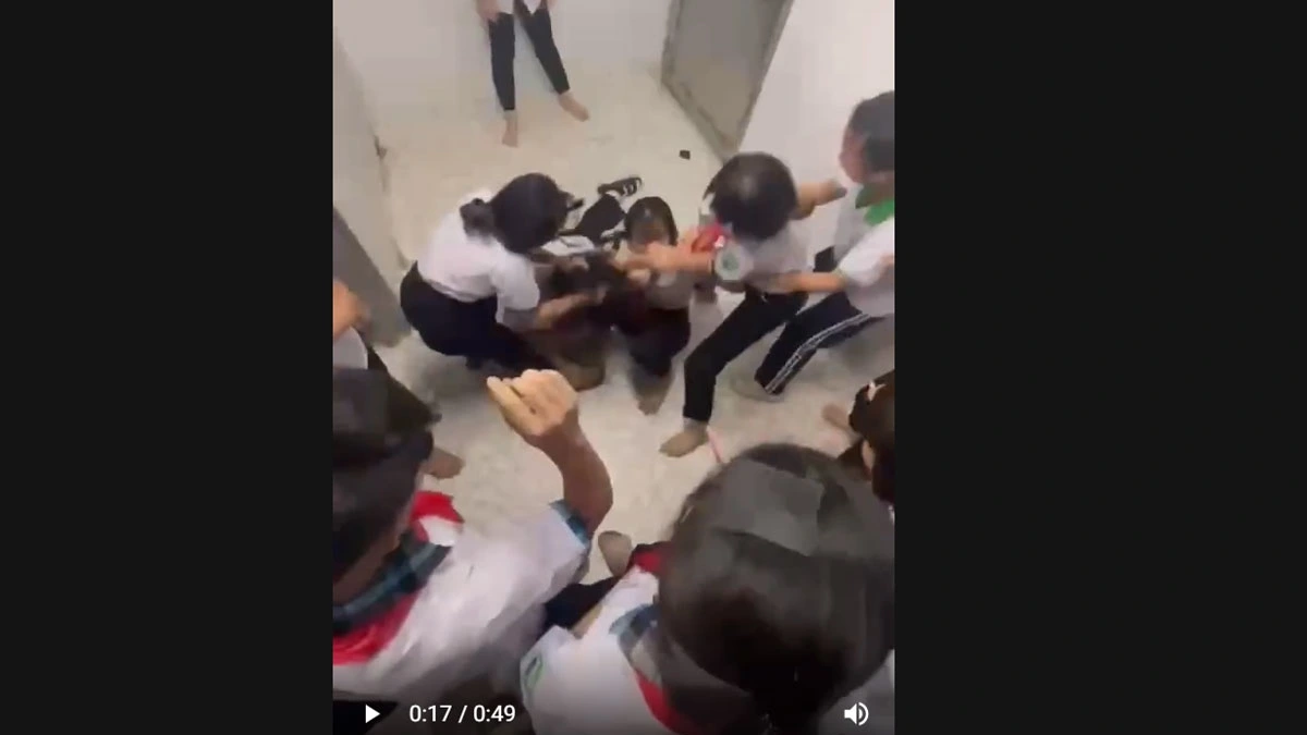 Cảnh nhóm học sinh đánh nữ sinh 