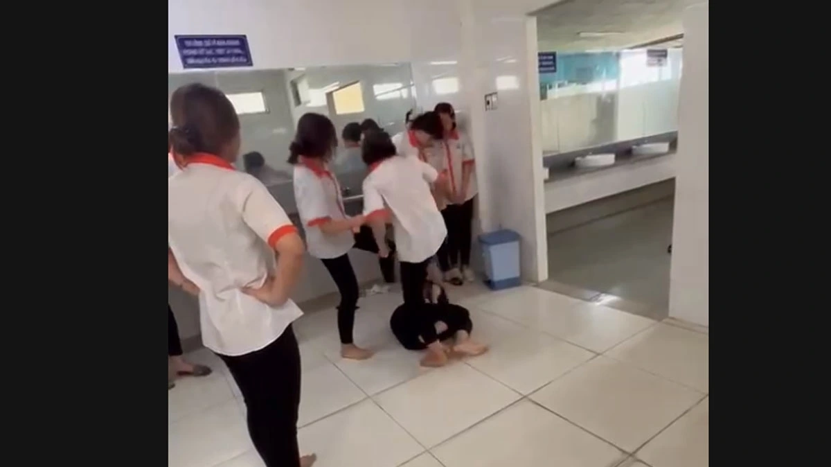 Cảnh nữ sinh bị đánh