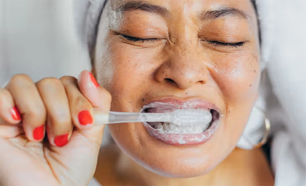 Hãy tránh một số sai lầm khi đánh răng, như đánh răng ngay sau bữa ăn. (Ảnh: Healthline)