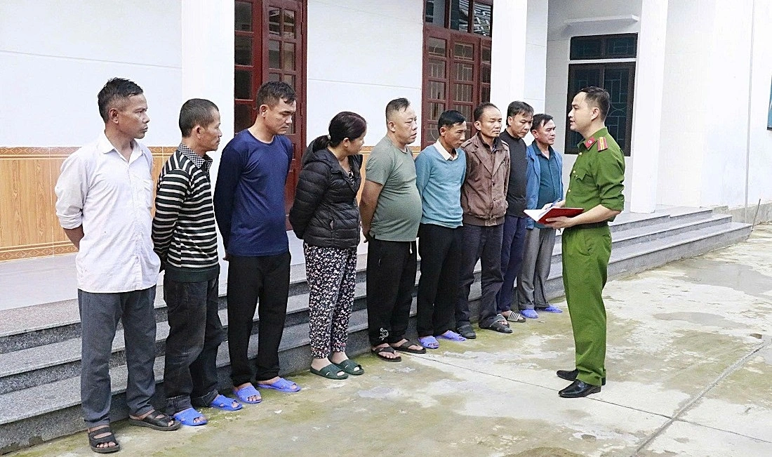 Các đối tượng đánh bạc bị bắt giữ. Ảnh: Văn Hậu.