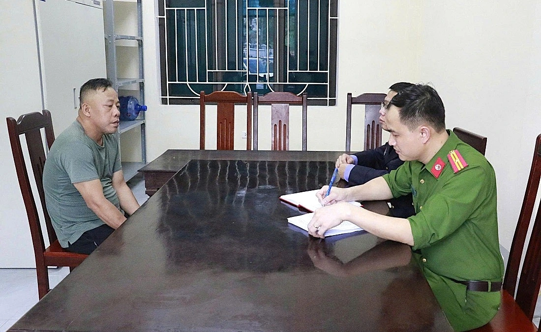 Cơ quan chức năng lấy lời khai Hoàng Đình Sơn. Ảnh: Văn Hậu.