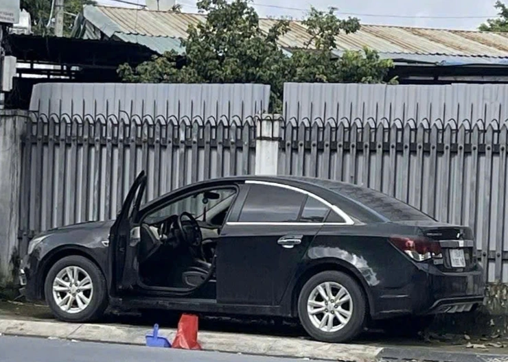 Hiện trường vụ phát hiện thi thể cô gái trong cốp ô tô đỗ trên vỉa hè đường Nguyễn Thị Đẹt (xã Đông Thạnh, TP.HCM). Ảnh: N.T