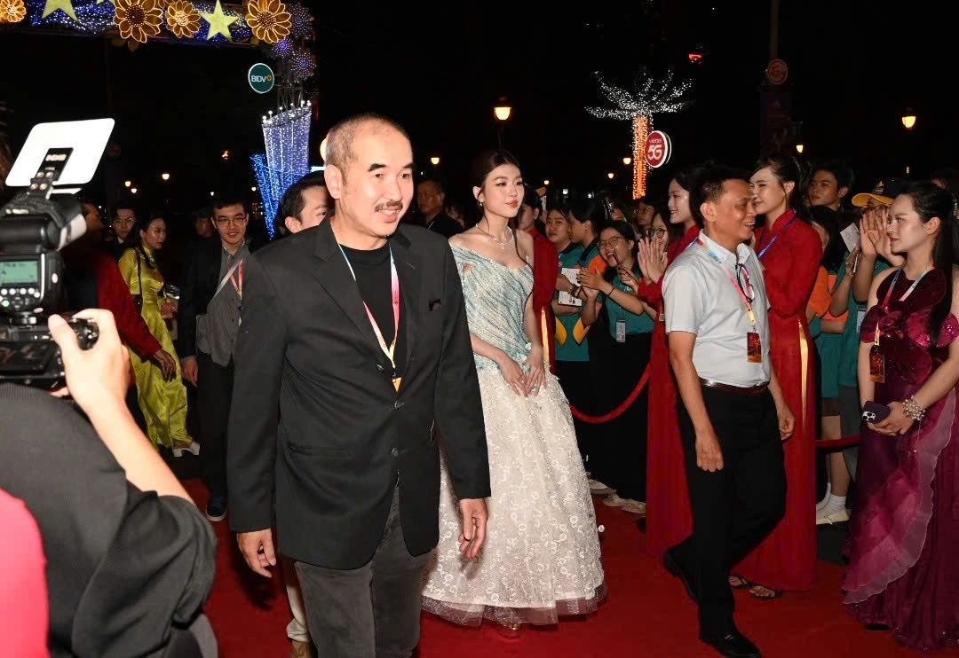 Đạo diễn Bùi Thạc Chuyên cùng đoàn phim "Địa đạo" (ảnh: BTC)