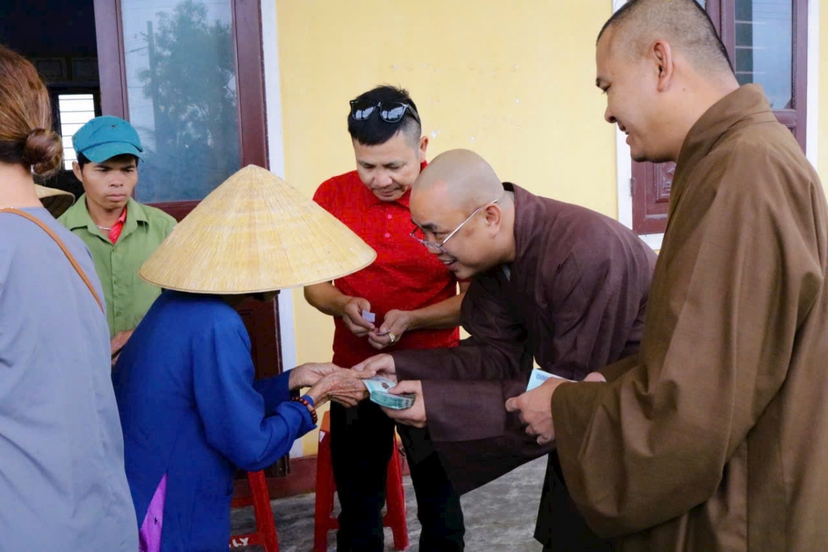 Đại đức Thích Minh Phước ân cần thăm hỏi và tặng quà cho 500 bà con vùng lũ tại Huế