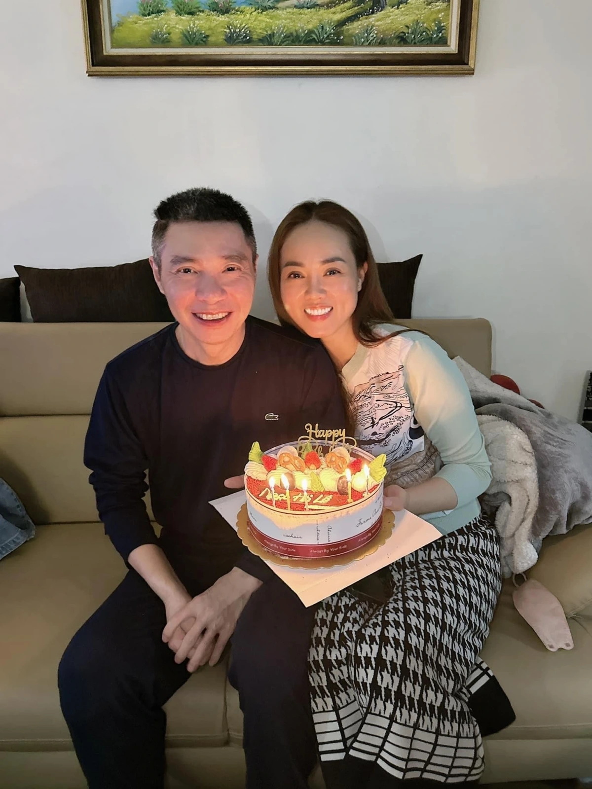 Sao Việt 14/11: Mới đây, bà xã Công Lý đã lên tiếng chia sẻ về tình trạng sức khỏe hiện tại của chồng. Cô phủ nhận việc giấu nhẹm sự thật về sức khỏe của nghệ sĩ Công Lý. Ngọc Hà khẳng định hiện tại "cô Đẩu" đang hoàn toàn ổn định, sức khỏe ngày càng tiến triển tốt hơn.