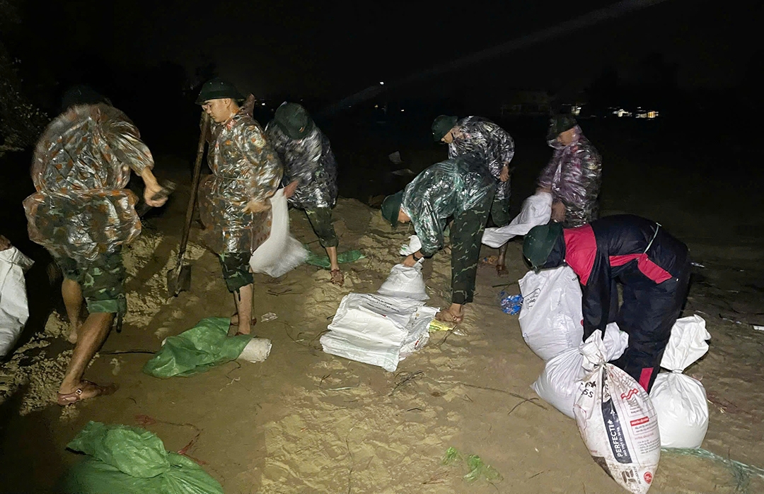 Đêm khuya bộ đội và chính quyền địa phương khẩn trương gia cố bờ kè
