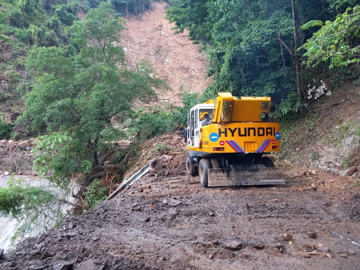 Lực lượng chức năng thông đường lên miền núi tỉnh Khánh Hòa