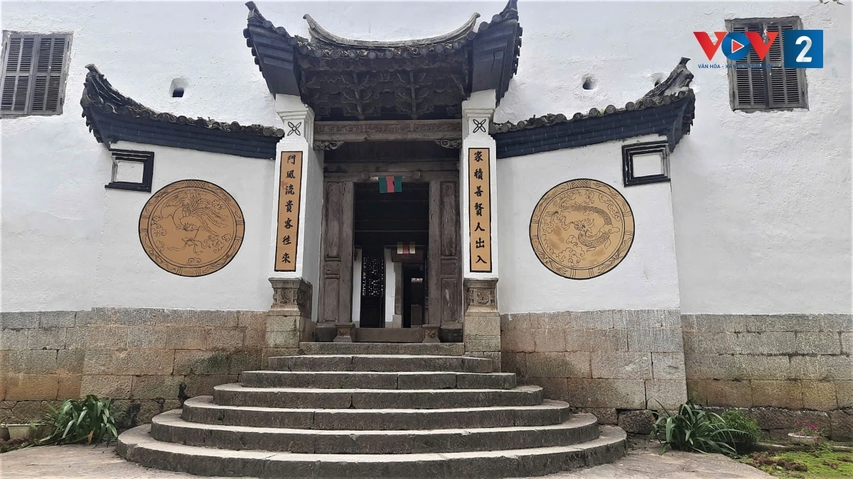 Cổng chính khu di tích Nhà Vương là sự kết hợp nghệ thuật kiến trúc Hoa - H'Mông - Pháp