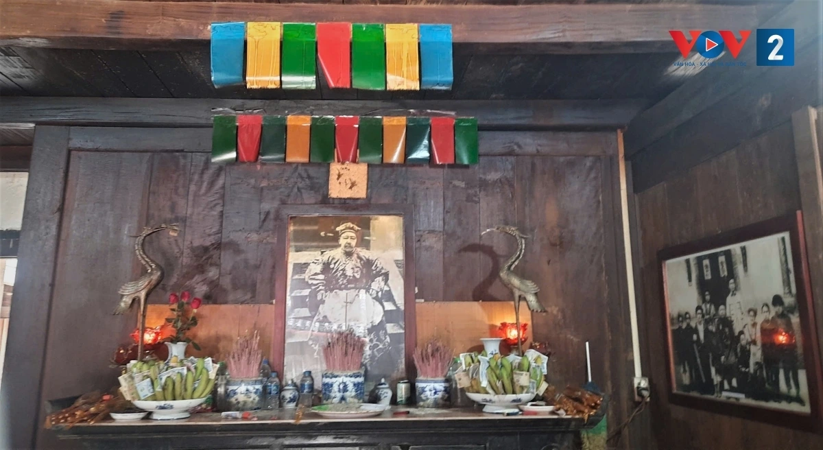 Ban thờ và chân dung ông Vương Chính Đức trong khu di tích Nhà Vương