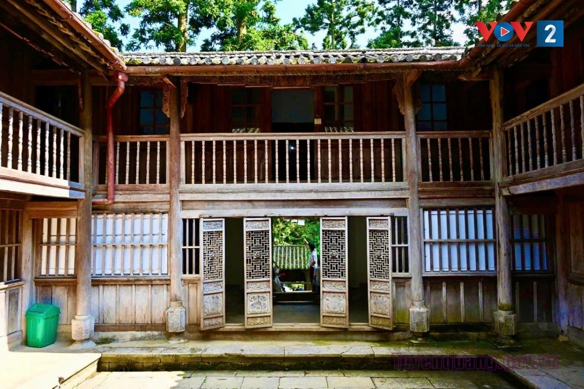 Bộ cửa gỗ với nghệ thuật hoa văn độc đáo của khu di tích Nhà Vương