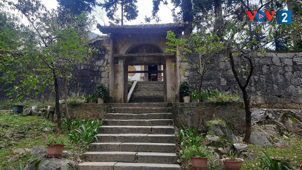 Lối vào trung dinh khu di tích Nhà Vương