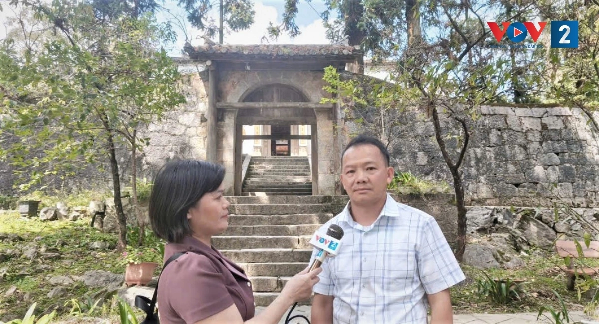 Thầy giáo Vàng Mí Khành, Phó Hiệu trưởng Trường Phổ thông Dân tộc Bán trú Tiểu học- Trung học cơ sở Sà Phìn chia sẻ về nghệ thuật kiến trúc của khu di tích Nhà Vương