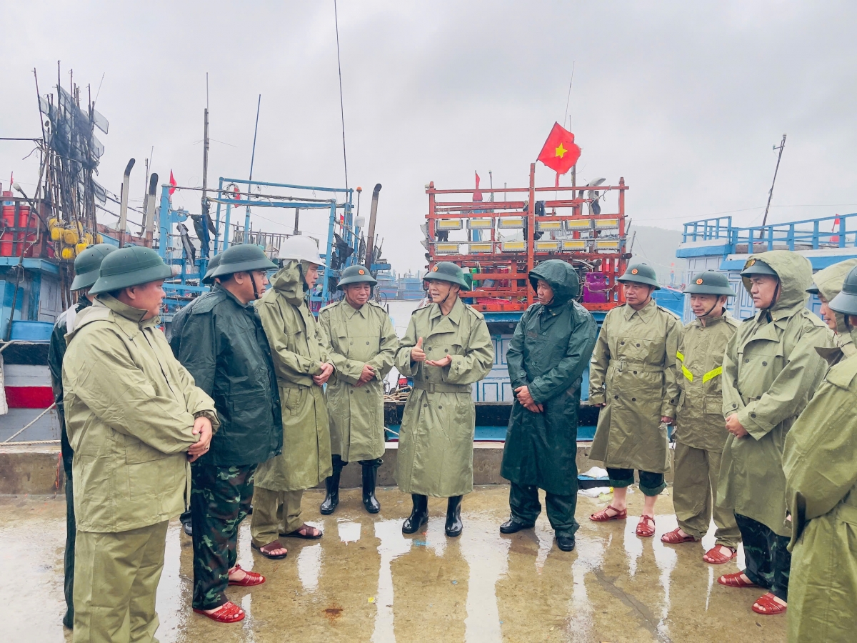 Đoàn công tác Bộ Quốc phòng kiểm tra, chỉ đạo ứng phó bão số 13 tại Quảng Ngãi 