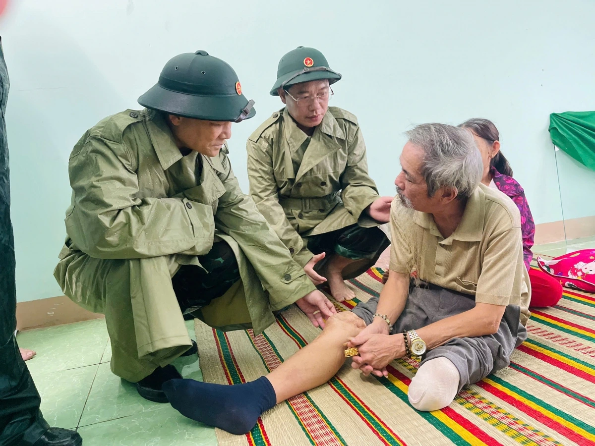 Đoàn công tác Bộ Quốc phòng thăm hỏi người dân