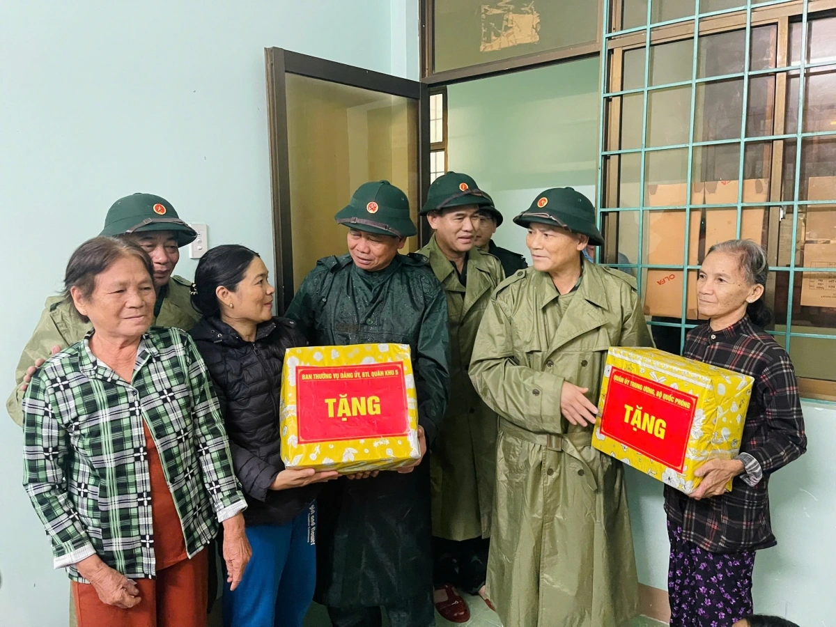 Đoàn công tác Bộ Quốc phòng tặng quà cho các hộ gia đình tại khu vực ảnh hưởng bởi bão lũ