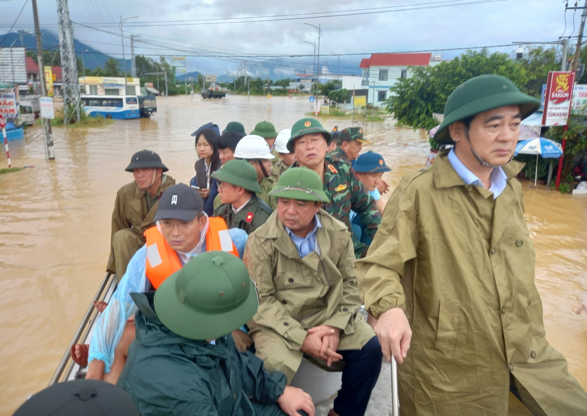 Đoàn công tác đi xe chữa cháy vào vùng ngập xã Diên Khánh, tỉnh Khánh Hòa