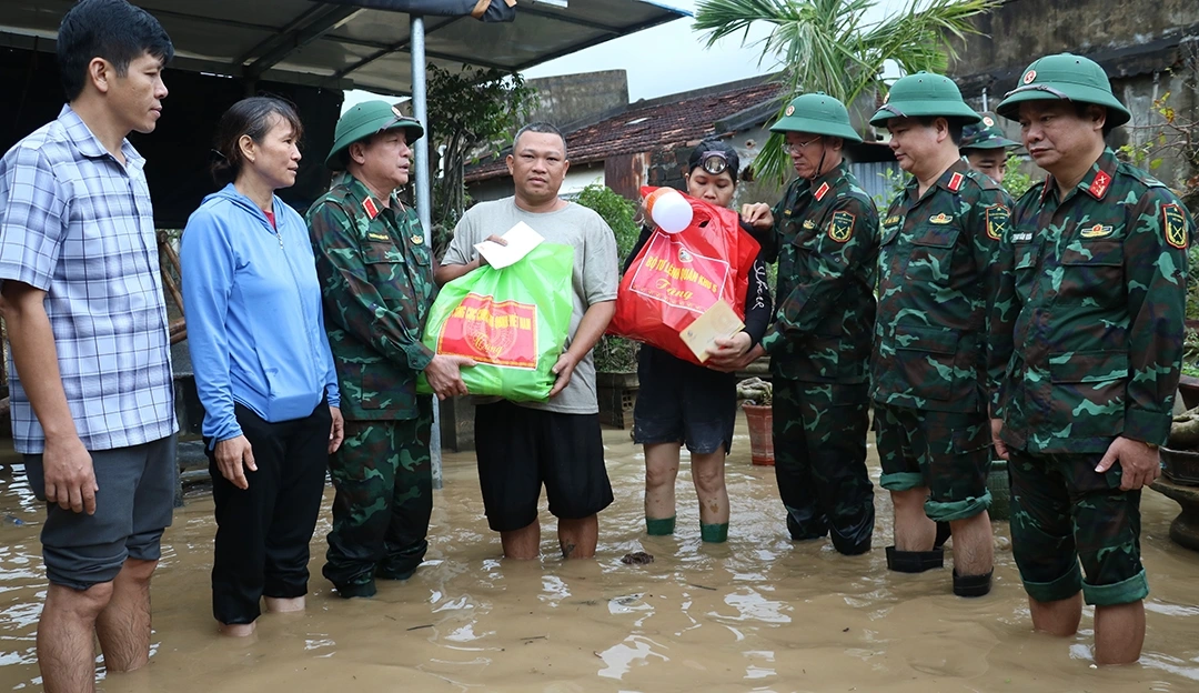 Đoàn công tác thăm tặng quà người dân vùng lũ