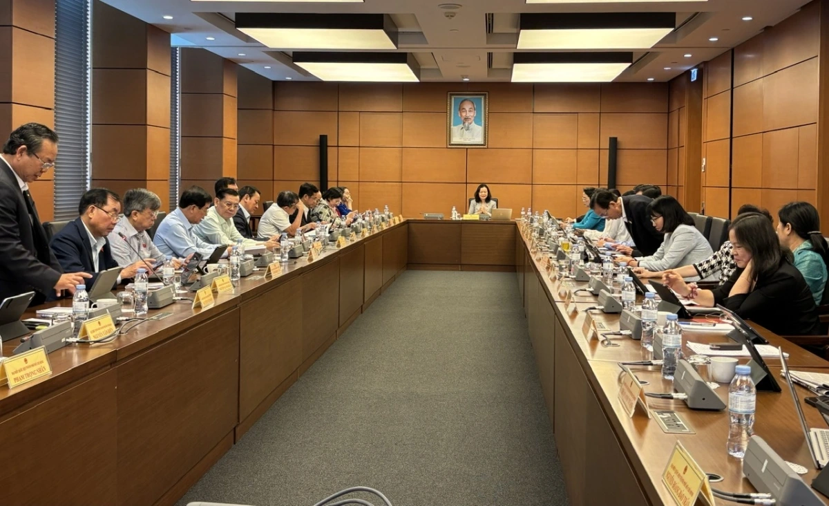 Đoàn TP.HCM thảo luận tại tổ sáng 5/11.