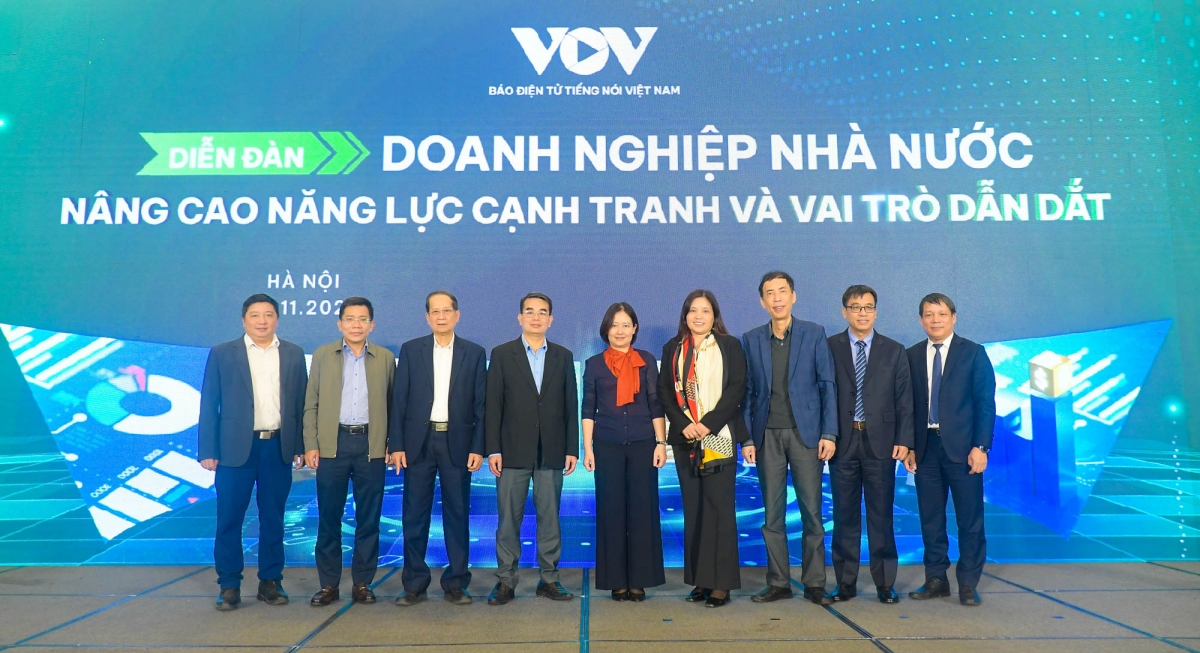 Các đại biểu chụp ảnh lưu niệm tại diễn đàn.